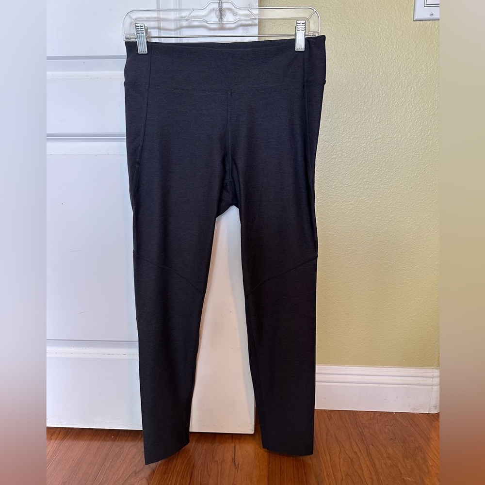 Like new crop length Outdoor Voices leggings